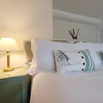 The Boards House On - House Or Master Bedroom Only Dorio